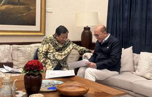 Presiden Prabowo Subianto menerima Menteri Investasi sekaligus CEO Danantara, Rosan Roeslani, di kediamannya di Kertanegara pada Sabtu malam (27/12/2025). (Liputan6.com/ Dok IG Sekretariat Kabinet)