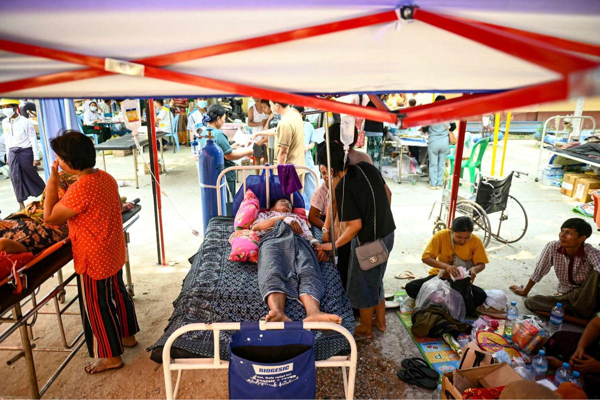 Pria Myanmar diselamatkan hidup-hidup setelah 5 hari tertimbun reruntuhan hotel akibat gempa