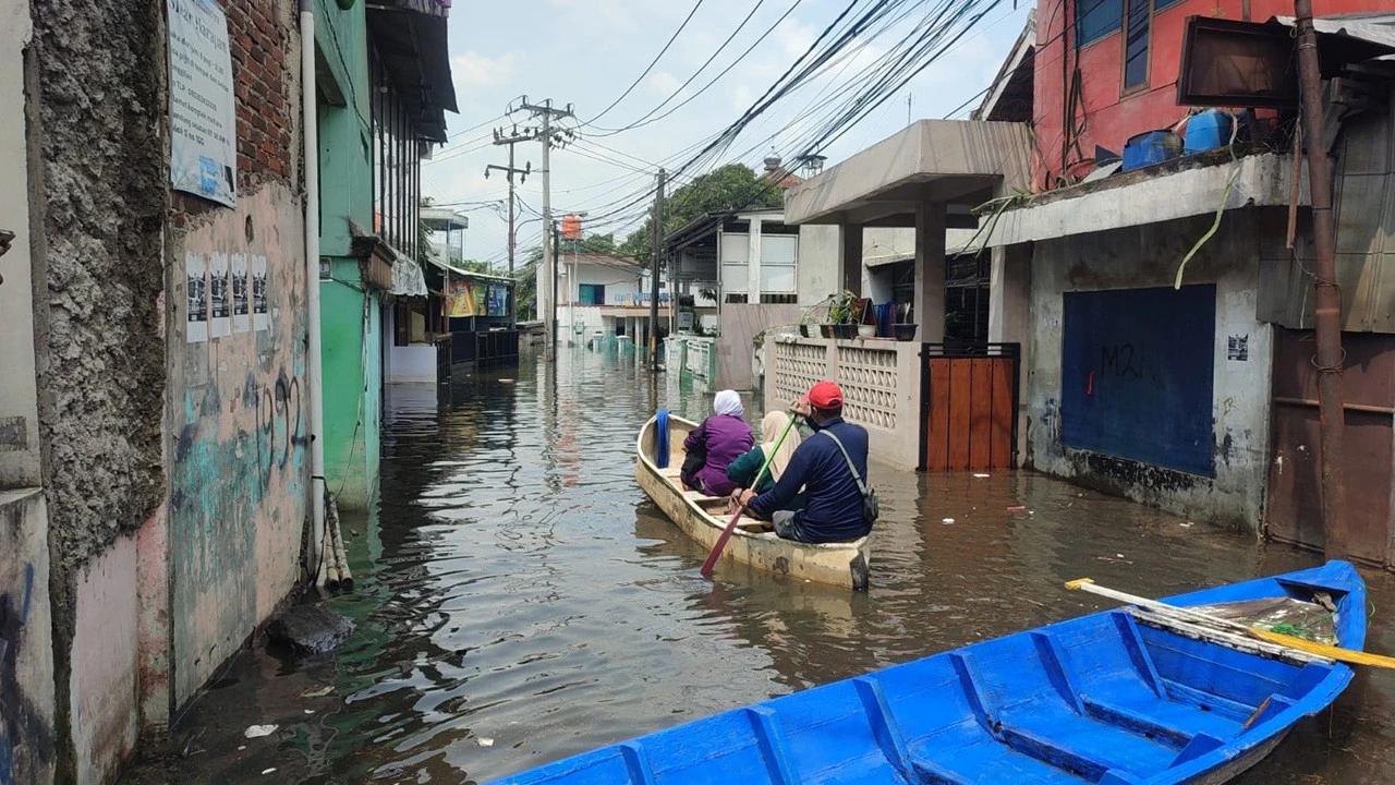 Nestapa Warga Kabupaten Bandung, Perahu Kayu Jadi Kendaraan Beraktivitas Akibat Rumah Banjir Tak Kunjung Surut