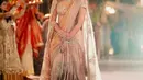 Penampilan pungkasan dari Radhika Merchant juga patut mendapatkan perhatian khusus. Radhika mengenakan sari yang dibuat khusus. Seperti permadani seni miniatur, sari ini dilukis tangan, disulam secara rumit dalan nuansa perak dan rose gold yang indah. [Foto: Instagram/epicstories.in]