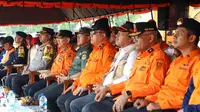 Pj Bupati Bekasi Dani Ramdan melakukan pengecekan personel pada Apel Kesiapsiagaan Bencana Hidrometeorologi di Lapangan Stadion Mini Desa Wanajaya, Kecamatan Cibitung, pada Selasa (21/11/23). (Dok. Istimewa)