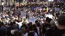 Para pengunjuk rasa berbaris di jalan-jalan selama rapat umum anti-lockdown di tengah penguncian keenam kota untuk menahan wabah virus corona di Melbourne (21/8/2021). (AFP/William West)