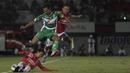 Pemain Bali United, Loudry melakukan tekel pada laga Piala Presiden melawan Mitra Kukar di Stadion Dipta, Bali, Kamis (3/9/2015). Pertandingan berkahir imbang 2-2. (Bola.com/Vitalis Yogi Trisna)