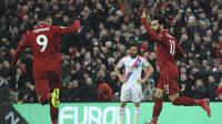 Roberto Firmino dan Mohamed Salah merayakan gol yang dicetak ke gawang Crystal Palace dalam laga lanjutan Premier League di Anfield, Sabtu (19/1/2019). (AP Photo/Rui Vieira)