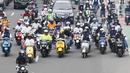 Gubernur DKI Jakarta, Anies Baswedan, menaiki sepeda motor vespa saat melintas di Jalan Jenderal Sudirman, Jakarta Pusat, Minggu (16/10/2022). Sebelumnya, Anies Baswedan bersama Ahmad Riza Patria berpamitan sekaligus mengucapkan terima kasih kepada warga Jakarta di halaman Balai Kota DKI Jakarta. (Liputan6.com/Herman Zakharia)