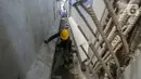 Pekerja menyelesaikan proses PC-I Girder di Plant Karawang PT Waskita Beton Precast, Jawa Barat, Rabu (17/6/2020). Untuk tetap menciptakan inovasi dan meningkatkan kualitas produk menuju new normal Waskita Beton Precast menjalankan protokol kesehatan dengan ketat. (Liputan6.com/Fery Pradolo)
