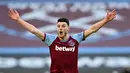 Declan Rice menjadi salah satu kunci gemilangnya West Ham United pada musim ini. Ia tercatat mampu menorehkan rata-rata 3 tekel dan 2 intersep di setiap pertandingannya. Rice juga mampu mencakup jarak bermain sebesar 324,6 km pada musim lalu. (AFP/Pool/Justin Setterfield)