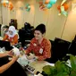 Teller memberikan bunga mawar dan souvenir kepada nasabah di Kantor Cabang BNI Tebet, Jakarta (5/7). Kegiatan dalam rangka HUT ke 72 BNI mengusung tema BNITu Digital. (Merdeka.com/Arie Basuki)