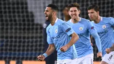 Gelandang Manchester City, Riyad Mahrez (kiri) melakukan selebrasi usai mencetak gol kedua timnya ke gawang Paris Saint-Germain dalam laga leg pertama semifinal Liga Champions 2020/2021 di Parc des Princes, Paris, Rabu (28/4/2021). Manchester City menang 2-1 atas PSG. (AFP/Anne-Christine Poujoulat)