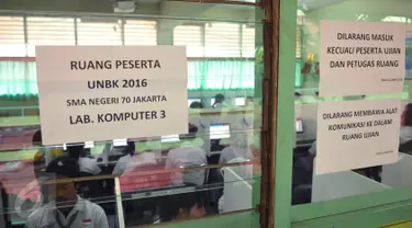 Siswa mengerjakan soal saat pelaksanaan Ujian Nasional Berbasis Komputer (UNBK) di SMAN 70 Jakarta, Senin (4/4/2016). Tahun ini, peserta UN di Jakarta sebanyak 122.507 terdiri dari SMA, SMALB, SMK, MA dan Program Paket C. (Liputan6.com/Gempur  M Surya)