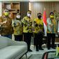 Ketum Partai Golkar Airlangga Hartanto berpose bersama dengan petinggi Partai Keadilan Sejahtera (PKS) saat pertemuan di DPP Partai Golkar, Jakarta, Kamis (29/4/2021). (Liputan6.com/Johan Tallo)
