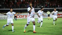 Striker Bali United, Sylvano Comvalius, merayakan golnya ke gawang Perseru di Stadion I Wayan Dipta, Gianyar, Minggu (4/6/2017). (Bola.com/Dok. Bali United)
