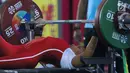 Atlet Para Powerlifting Indonesia, Ni Nengah Widiasih saat melakukan angkatan pada Asian Para Games 2018 di Jakarta, Minggu (7/10). Ni Nengah berhasil menyumbang perak perdana untuk Indonesia di Asian Para Games 2018. (Liputan6.com/Helmi Fithriansyah)