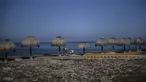 Turis berdiri di sepanjang tepi pantai di Havana, Kuba, pada 2 Maret 2021. Kepulauan Karibia memburu pengunjung untuk menggerakkan kembali roda ekonomi yang terhenti di salah satu kawasan di dunia yang sangat bergantung dengan sektor pariwisata. (AP Photo/Ramon Espinosa)