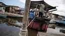 Warga menggunakan transportasi perahu eretan di kawasan kampung Akuarium, Jakarta, Minggu (12/11). Warga menggunakan perahu eretan ini untuk menyebrang dari wilayah Luar Batang menuju kampung Akuarium atau sebaliknya. (Liputan6.com/Faizal Fanani)