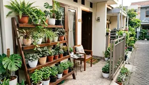 7 Konsep Teras Rumah Sempit Tapi Punya Kebun Mini dengan Rak Bertingkat