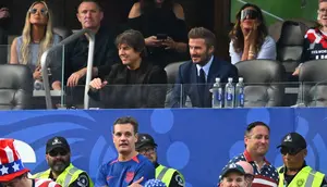 Aktor Amerika Serikat, Tom Cruise, duduk bersama mantan kapten Timnas Inggris, David Beckham, menyaksikan pertandingan Timnas Amerika Serikat melawan Paraguay di laga pertama Grup D Piala Dunia 2026, di Inglewood, Los Angeles, Sabtu (13/6/2026) pagi WIB. (Patrick T. Fallon / AFP)
