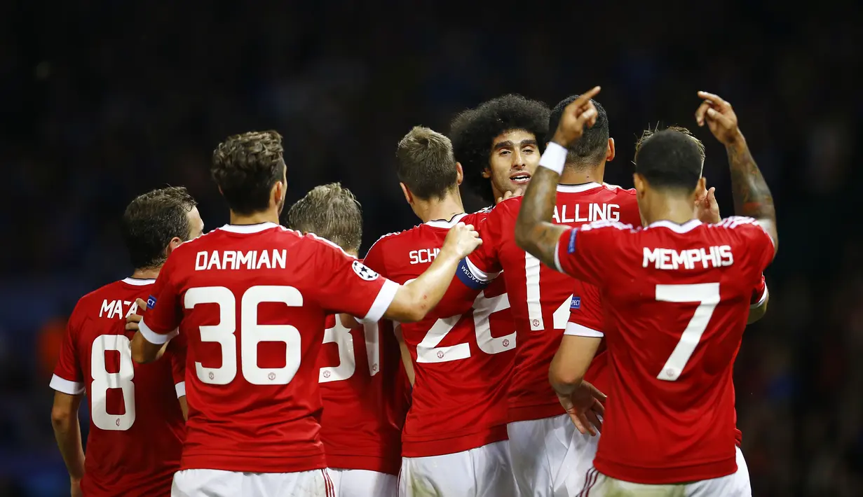 Pemain MU merayakan gol yang dicetak Marouane Fellaini . Marouane Fellaini 