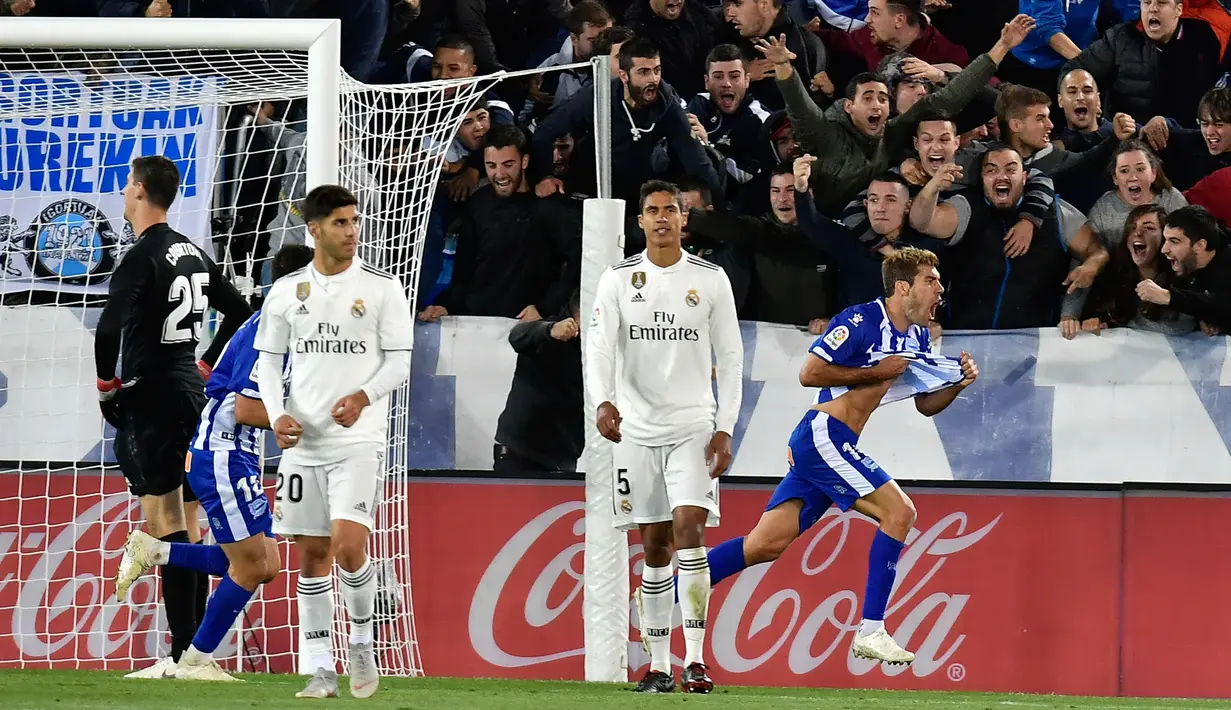 Pemain Deportivo Alaves, Manu Garcia (kanan) berselebrasi usai mencetak gol pada menit ke-90 ke gawang Real Madrid pada lanjutan La Liga Spanyol di stadion Mendizorroza, di Vitoria (6/10). Madrid takluk 1-0 Deportivo Alaves. (AP Photo/Alvaro Barrientos)