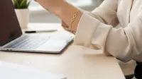 11 Model Gelang Emas Simpel namun Anggun untuk Ibu Muda Bekerja, Elegan Setiap Hari