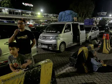 Aktivitas sejumlah pemudik saat sedang menunggu waktu masuk ke dalam kapal penyeberangan di Pelabuhan Merak, Banten, Jumat (28/3/2025). (Liputan6.com/Herman Zakharia)