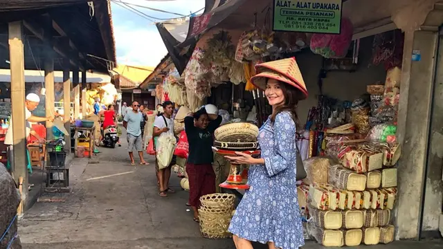 6 Gaya Kece Tamara Bleszynski Saat Belanja ke Pasar Tradisional