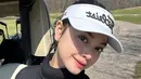 Main golf di Michigan, gaya Yoriko Angeline ini menuai banyak sorotan netizen. Tampil dengan busana bernuansa hitam dan putih banyak yang menyebut gayanya ini menawan dan terlihat girly. (Liputan6.com/IG/@yorikooangln_)