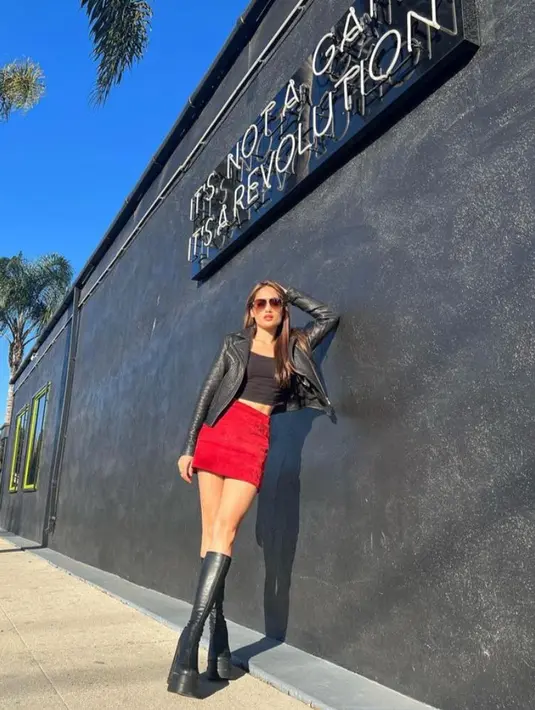Knee-high boots dan kacamata merah membuat penampilan Cinta Laura lebih atraktif. [@claurakiehl].