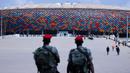 Tentara Kamerun berpatroli di pintu masuk Stadion Olembe yang terletak di Yaounde, pada 7 Januari 2022. Stadion yang berkapasitas 60.000 penonton tersebut rencananya akan digunakan untuk venue pembukaan Piala Africa 2021. (AFP/Kenzo Tribouillard).
