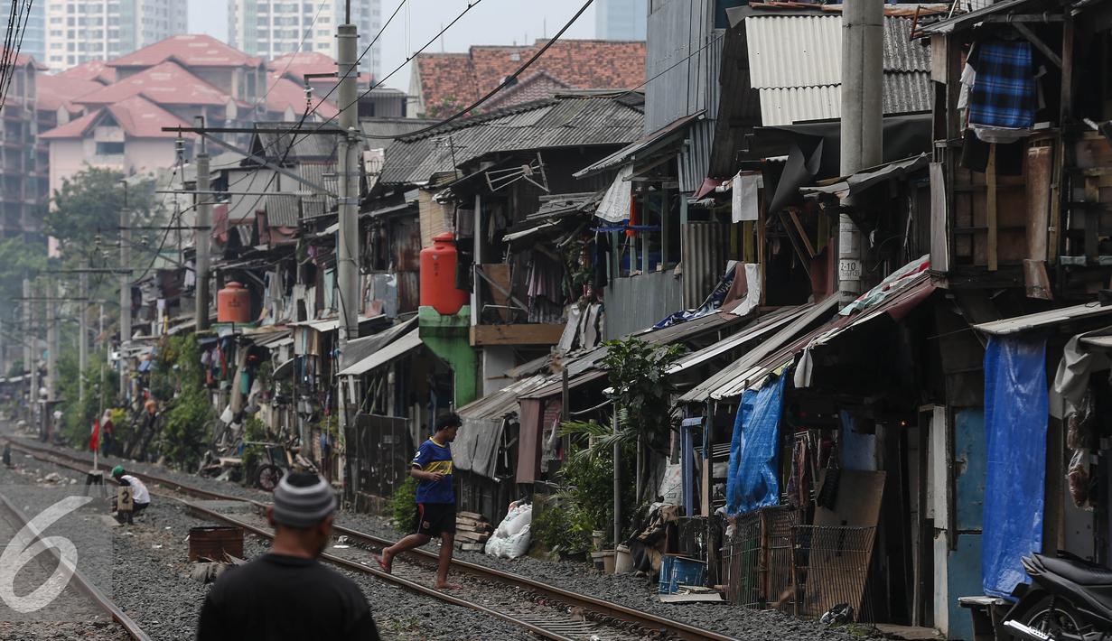 Suasana permukiman padat penduduk di pinggir rel kawasan Petamburan, Jakarta, Selasa (19/7). BPS DKI Jakarta menyatakan jumlah penduduk miskin di Jakarta mengalami kenaikan 0,14 poin. (Liputan6.com/Faizal Fanani)