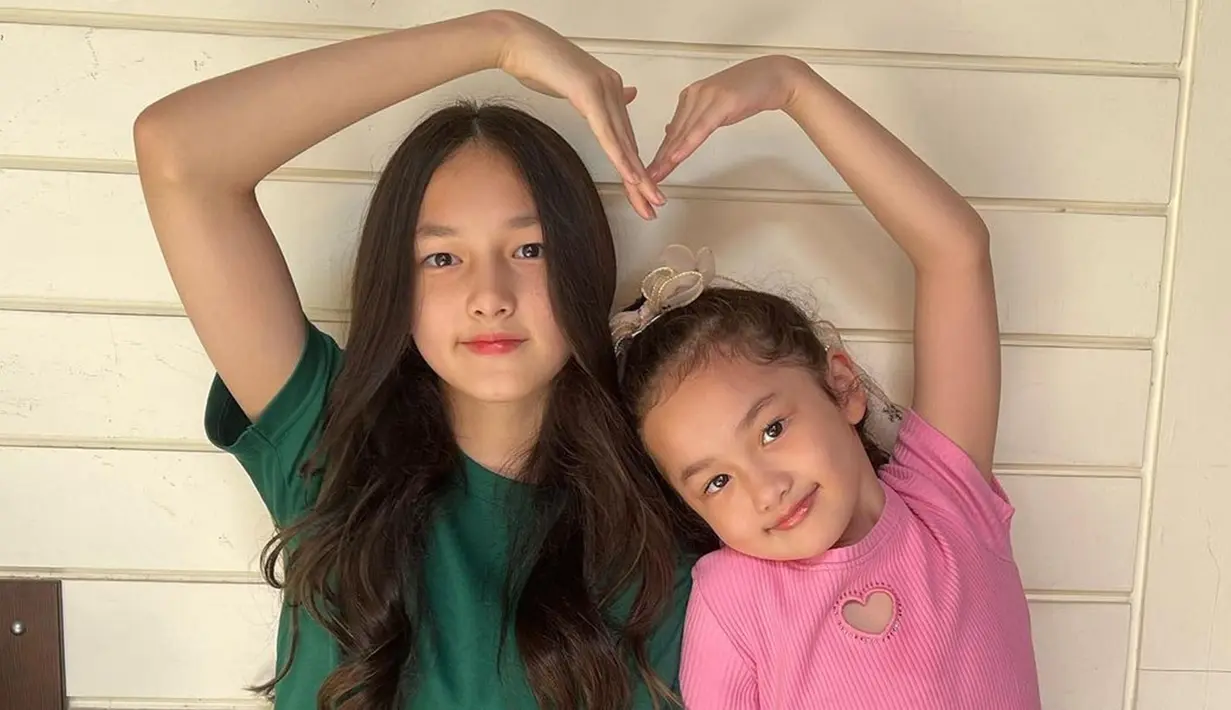 Ini adalah unggahan terbaru Andhika yang bikin warganet salah fokus. Seperti diketahui, anak-anak Andhika tidak punya Instagram, kecuali anak pertamanya Amel, yang kini sudah berkuliah. Elea cantik dengan rambut panjang nan lurusnya seperti Andhika, sementara Sheva lucu dan menggemaskan dengan rambut ikalnya seperti Ussy yang rambutnya juga ikal. (Liputan6.com/IG/@andhiiikapratama)