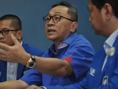 Ketua Umum Partai Amanat Nasional (PAN) Zulkifli Hasan (tengah) didampingi Ketua DPP PAN Yandri Susanto (kiri) menggelar jumpa pers di Kantor DPP PAN, Jakarta,  (20/5). Konpers terkait persiapan rakernas PAN dan isu terkini. (Liputan6.com/JohanTallo)