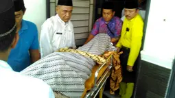 Keluarga dan kerabat dekat ketika mendoakan almarhum dr Ryan Thamrin eks presenter Dr Oz Indonesia di rumah, Pekanbaru, Jumat (08/04). dr Ryan sudah berada di Pekanbaru sejak setahun lalu karena sakit yang dideritanya. (Liputan6.com/ M. Syukur)