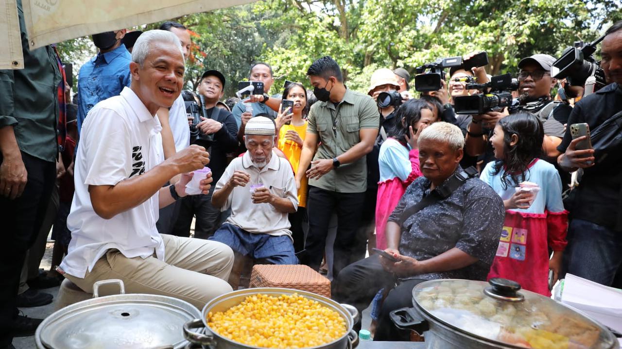 Capres Ganjar Pranowo meninjau keramaian Objek Mata Air Cokro di kecamatan Tulung, Kabupaten Klaten, Jawa Tengah.