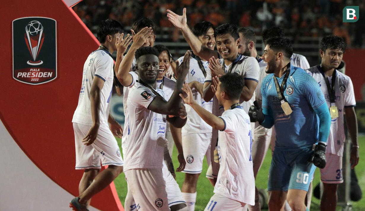 Striker anyar Arema FC, Abel Camara (kiri) pun tak luput dari euforia tersebut. Berkat gol semata wayangnya pada leg pertama, Singo Edan berhasil meraih trofi dari turnamen pramusim ini. (Bola.com/Ikhwan Yanuar)