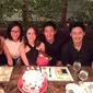 Sarah Noon saat sedang bersama teman-temannya dan Rio Haryanto. (Facebook)