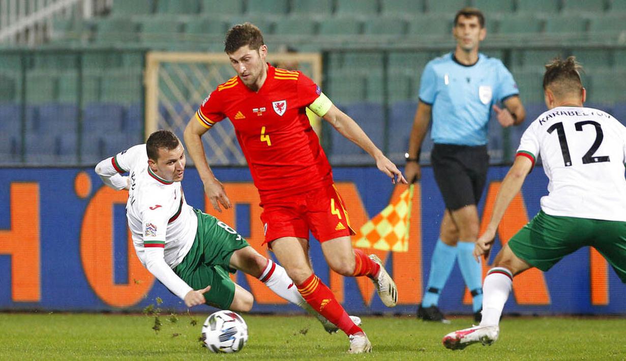 Pemain Wales, Ben Davies, berusaha melewati pemain Bulgaria pada laga UEFA Nations League di Stadion Vassil Levski, Kamis (15/10/2020). Wales menang dengan skor 1-0. (AP Photo/Anton Uzunov)