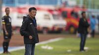 Pelatih Sriwijaya FC, Benny Dolo, memperhatikan permainan anak asuhnya saat menghadapi Gresik United pada laga Piala Jenderal Sudirman di Stadion Kanjuruhan, Malang, Kamis (19/11/2015). (Bola.com/Vitalis Yogi Trisna)
