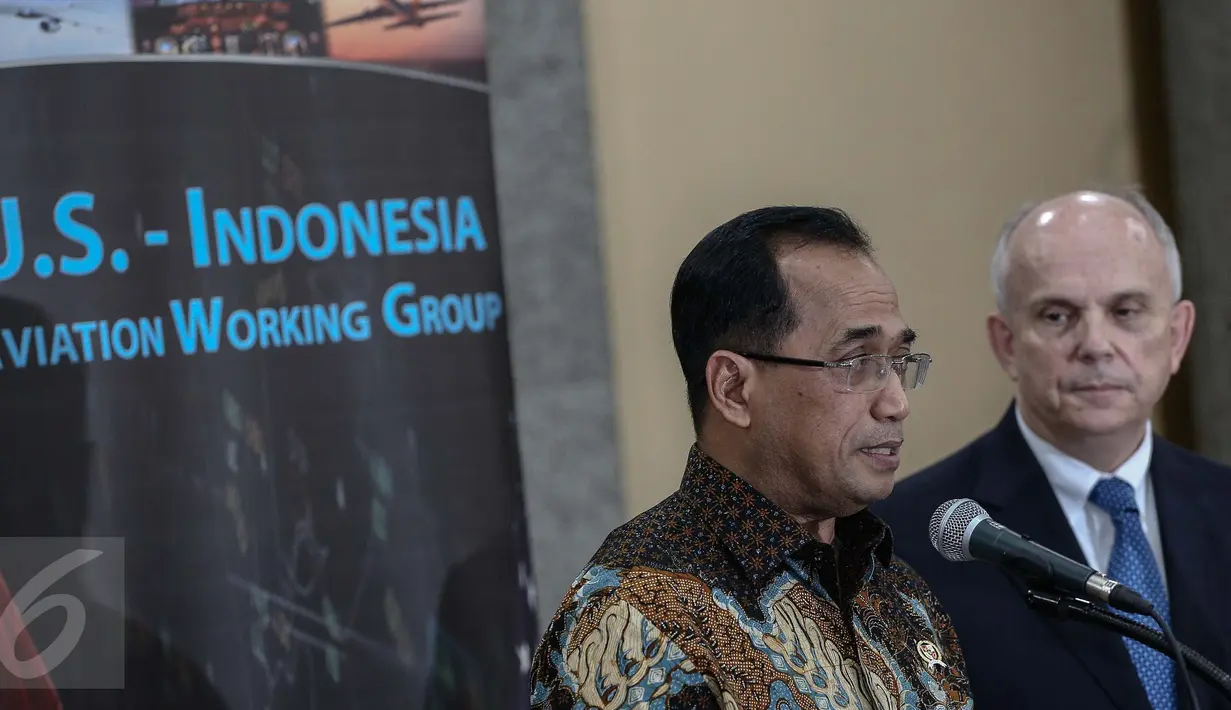Menteri Perhubungan Budi Karya Sumadi memberikan keterangan pers saat usai menghadiri Indonesia - U.S Aviation Working Group, Indonesia - U.S Cooperating For Aviation Growth, di Ruang Mataram, Gedung Kemenhub, Selasa (17/1). (Liputan6.com/Faizal Fanani)