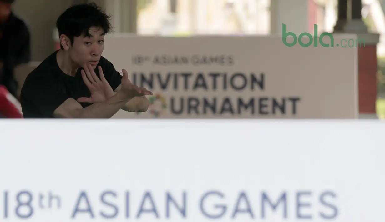 Pesilat dari Jepang sedang melakukan persiapan sebelum berlaga pada Test Event Asian Games 2018 di Padepokan Silat TMII, Jakarta, Senin (12/2/2018). Sebanyak sepuluh negara mengikuti test event pencak silat 2018 tersebut. (Bola.com/Nick Hanoatubun)