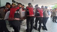 Jenazah Kasat Reskrim Polres Solok Selatan AKP Ryanto dibawa ke kampung halamannya di Makassar. (Liputan6.com/ Novia Harlina)