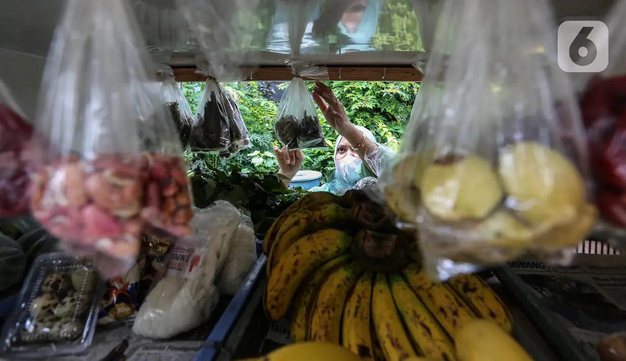 Penjual sayuran menggunakan transportasi Gerobak Motor Listrik di Srengseng Sawah, Jakarta, Kamis (20/1/2022). Program gerobak motor listrik ditujukan agar pelaku usaha mikro kecil (UMK) dapat lebih hemat pada sisi operasional bahan bakar serta lebih ramah lingkungan. (Liputan6.com/Johan Tallo)