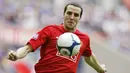 John O'Shea. Gelandang bertahan yang total 12 musim memperkuat Manchester United mulai 1999/2000 hingga 2010/2011 ini tercatat 215 kali bermain bersama Cristiano Ronaldo. Bersama Setan Merah ia mengoleksi total 393 penampilan dengan torehan 15 gol. (Foto: AFP/Ian Kington)