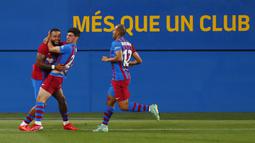 Diturunkan sebagai starting eleven, Memphis Depay langsung ciptakan gol cepat di menit ketiga. Pemain berkebangsaan Belanda tersebut mampu memanfaatkan umpan Yusuf Demir untuk mengubah papan skor menjadi 1-0. (Foto: AP/Joan Monfort)