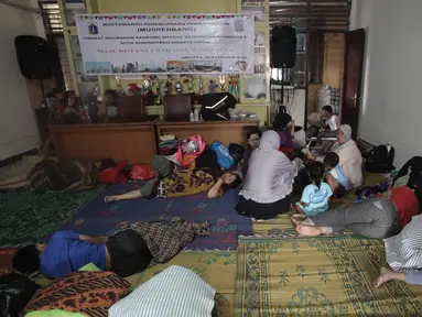 Warga yang rumahnya terendam banjir mengungsi di Kelurahan Kampung Melayu, Jatinegara, Jakarta Timur, Rabu (7/2). Puluhan KK mengungsi di tempat tersebut. (Liputan6.com/Arya Manggala)