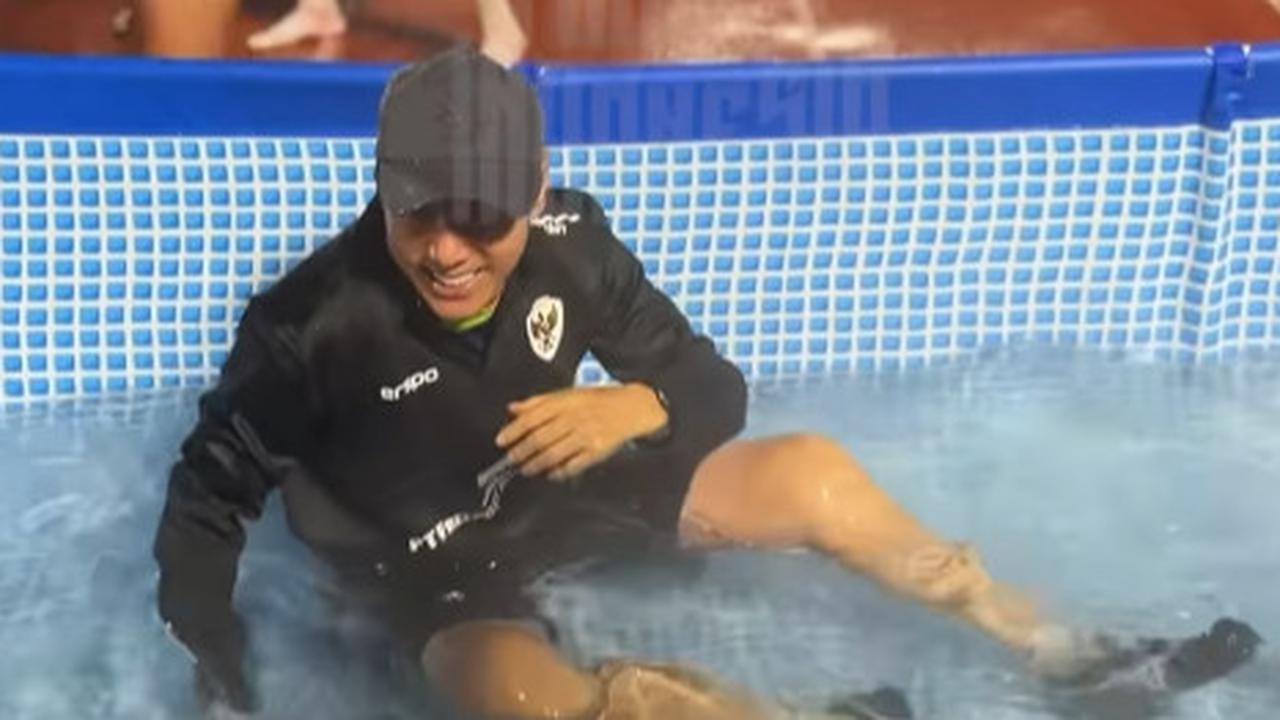 ⁠Kelakuan Jahil Skuad Garuda ke Shin Tae-yong, Ceburkan Pelatih Sampai Basah Kuyup
