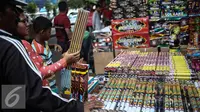 Seorang pembeli memilih petasan di Pasar Asemka, Jakarta, Selasa (27/12). Biasanya, perayaan tahun baru memang identik dengan menyalakan petasan dan pesta kembang api. (Liputan6.com/Faizal Fanani)
