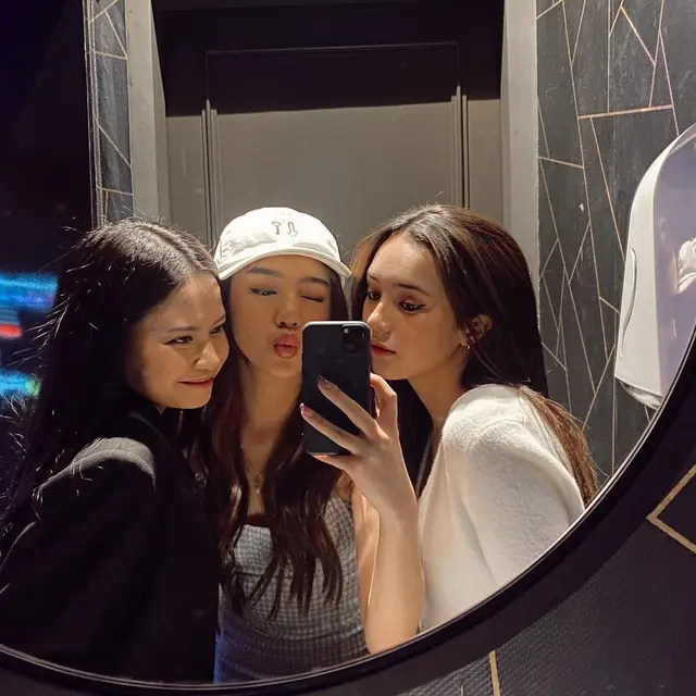 Kisah Cinta Disebut Mirip, Ini 6 Potret Persahabatan Hanggini dan Gabriella Ekaputri