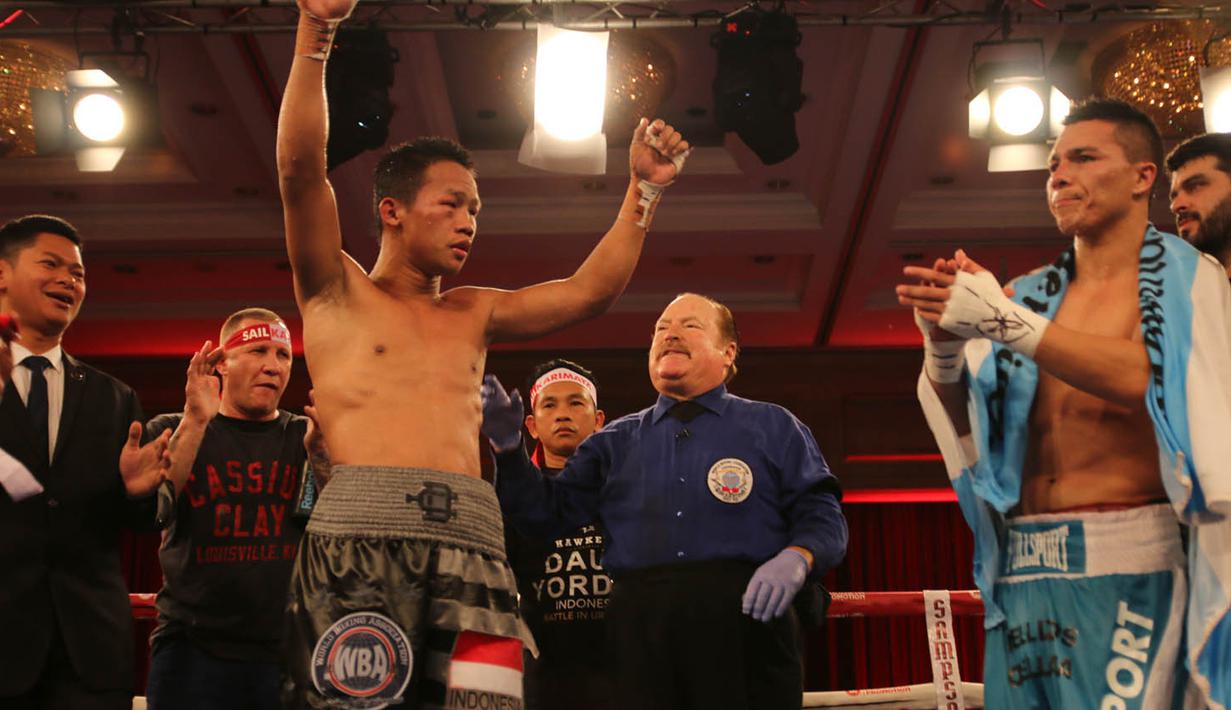 Hasilnya setelah menjalani 12 ronde, petinju asal Ketapang, Kalimantan Barat, tersebut menang 97-92, 96-93, dan 97-92 atas Cristian Rafael Coria. (Daud Yordan Media)