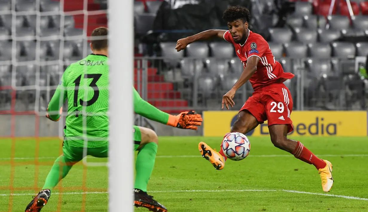 Penyerang Bayern Munchen, Kingsley Coman, berusaha mencetak gol ke gawang Atletico Madrid pada laga Grup A Liga Champions 2020/2021 di Allianz Arena, Kamis (22/10/2020) dini hari WIB. Bayern Munchen menang 4-0 atas Atletico Madrid. (AFP/Andreas Gebert/pool)